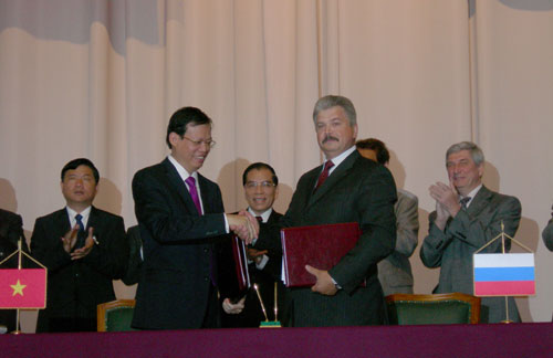 Tổng Bí thư Nông Đức Mạnh thăm Tập đoàn Dầu khí Zarubezhneft